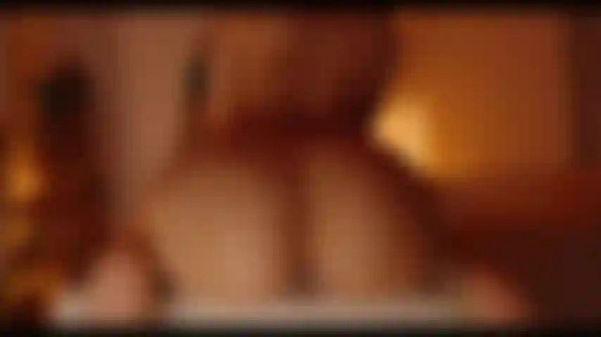 Une petite asiatique prend la bbc.