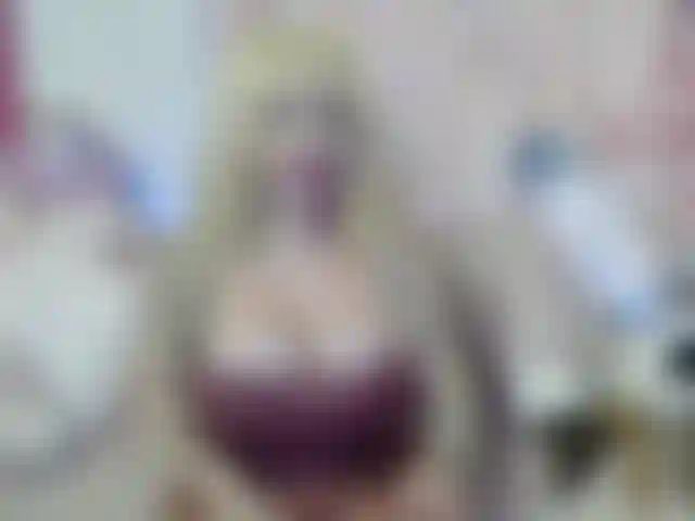 Baise de seins huilée 32 hh titts, portant un corset sexy.