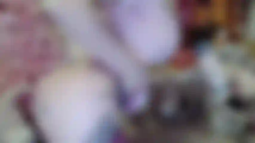 Miss père noël rose sexy, enlevant ses seins huilés, suçant un gros gode brun, baisant des seins et se branlant en suçant ses grosses boules brunes.