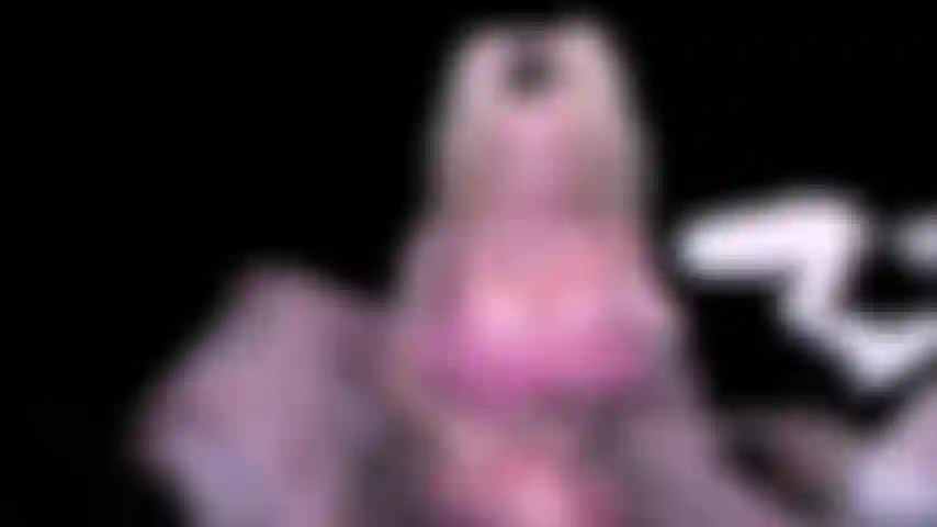 Huiler les seins, baiser les seins, twerk nu, baiser la chatte, porter des chaussettes et une robe rose.