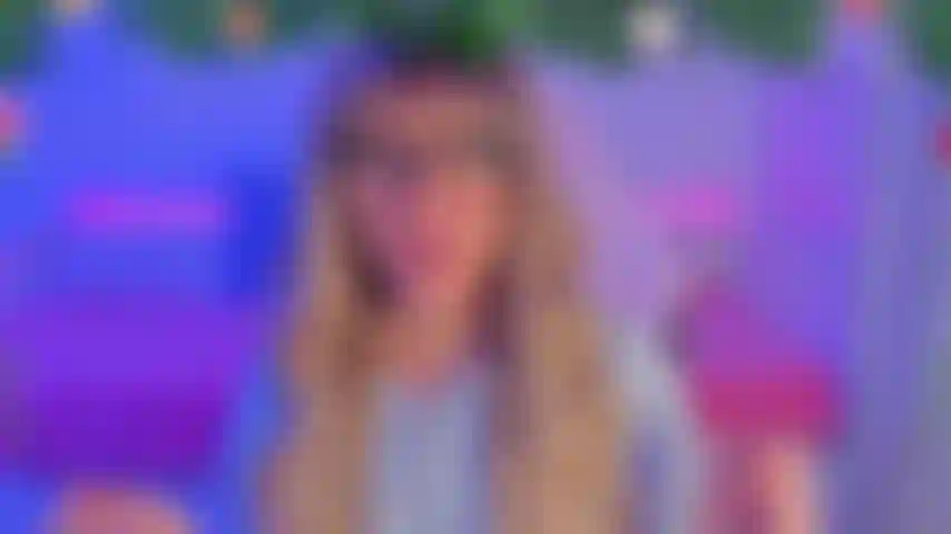 Glitch d une conversation privee - tu regardes ta serie tranquillement lorsque une video random s affiche sur ton ecran, tu comprends alors que tu as acces a une conversation tres privee!! Curieux, tu decides de regarder et tu termines par participer!