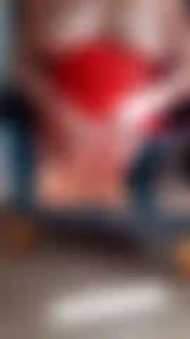 Une pute bottée en pvc doigte le téton en tirant et en mangeant du sperme euh.