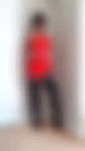 Les cuissardes en nylon et pvc adorent les taquiner et les voir s'étirer autour de mes courbes.