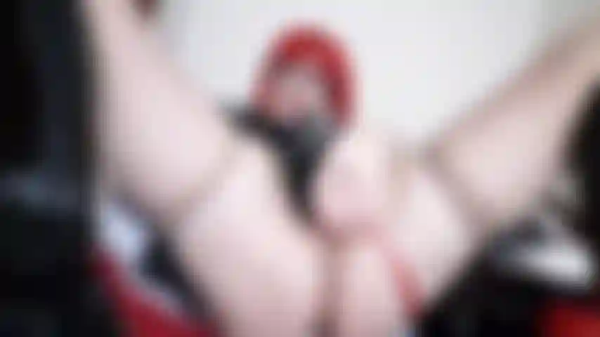 Une femme de ménage française bottée en pvc qui éjacule en se doigtant fort.