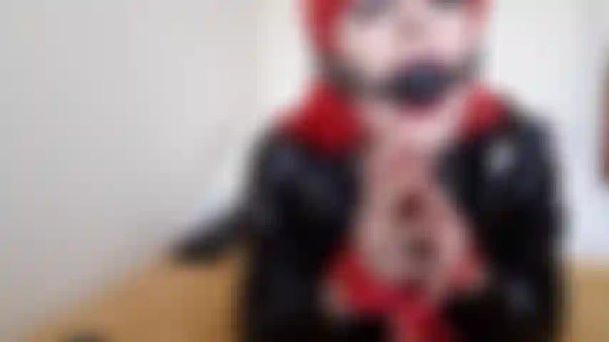 Une salope bottée en pvc attachée par ballgaged. Fucked dur bave de gorge profonde en désordre.