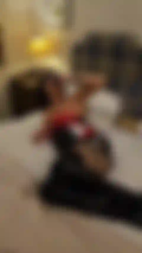 Une salope démarrée en pvc sur un lit d'hôtel, un gros gode, sucer, baiser du sperme.