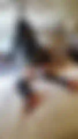 Une pute en pvc et nylon qui prend une grosse bite noire au fond de l'hôtel !