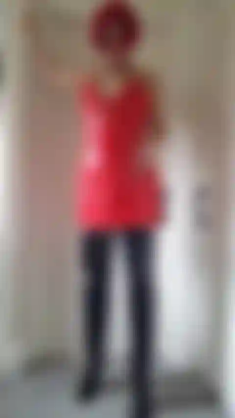 Booted pvc cumslut taquine les seins en me doigtant.