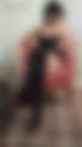 Des bottes en satin et en nylon, une pute qui pousse la chatte et qui baise une pute juteuse.