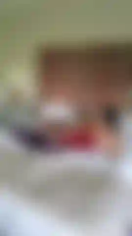 Une pute démarrée en pvc dans un lit d'hôtel et doigtant du sperme sale !