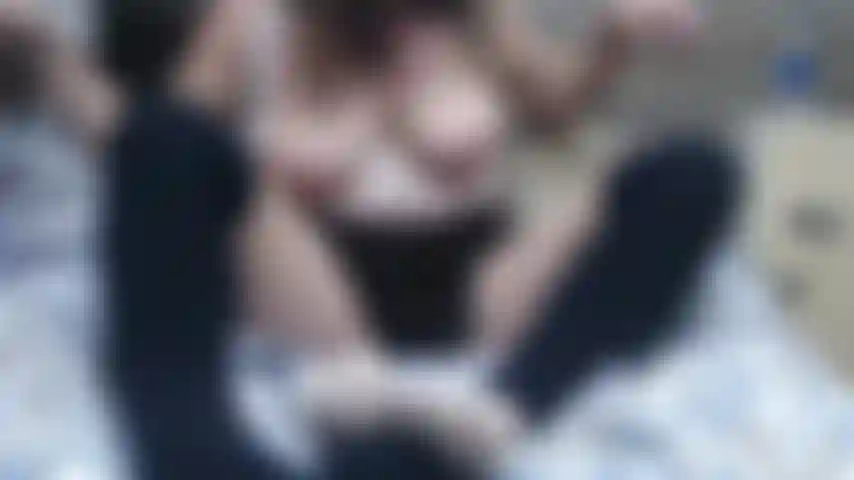 Je fourre tout dans ma chatte humide.