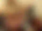 Éjacule avec une baguette et un gode.