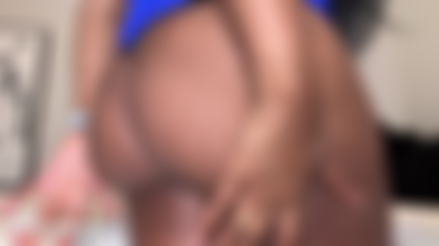 Anal : baiser ma grosse chatte m'amène à baiser mon trou du cul.