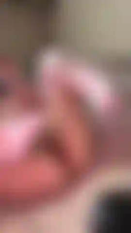 Je taquine ma chatte et mon cul avec un gode.