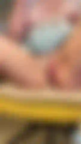 Un gode dans la chatte de près.