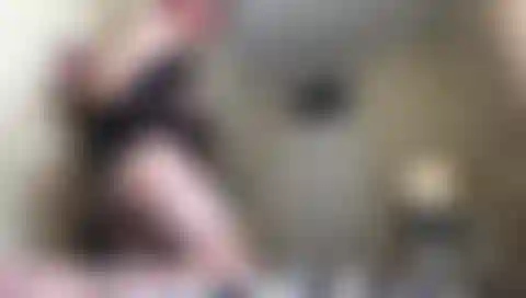 Je me fouette, baise anal et chatte avec un gode dans le collier et la laisse, appelle papa.