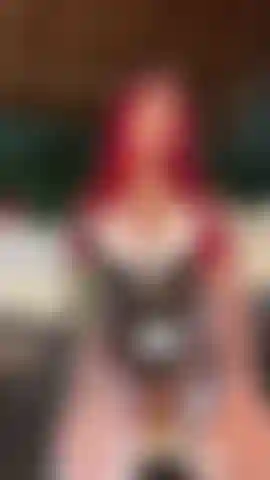 Une femme de ménage a fait gicler ton visage.