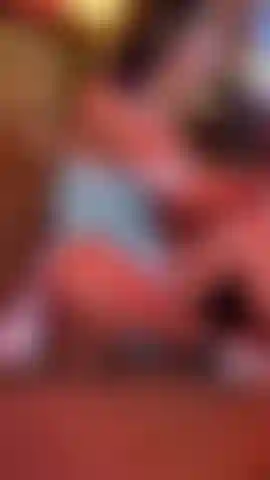 Je lisais de la littérature érotique et j'étais tellement excitée que j'ai dû utiliser mon jouet préféré jusqu'à ce que j'aie un bon orgasme !