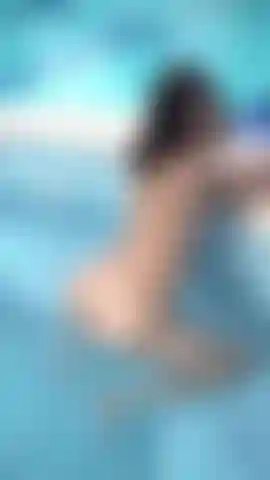 J'éclabousse l'eau dans la piscine !