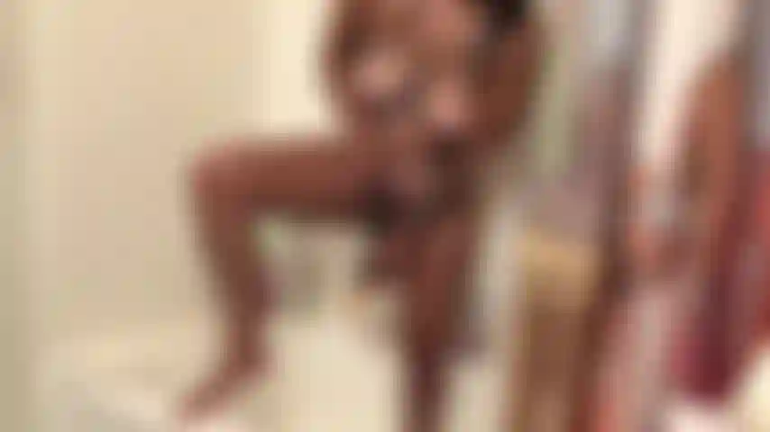 Viens me voir me baiser sous la douche et sucer profondément mon jouet !