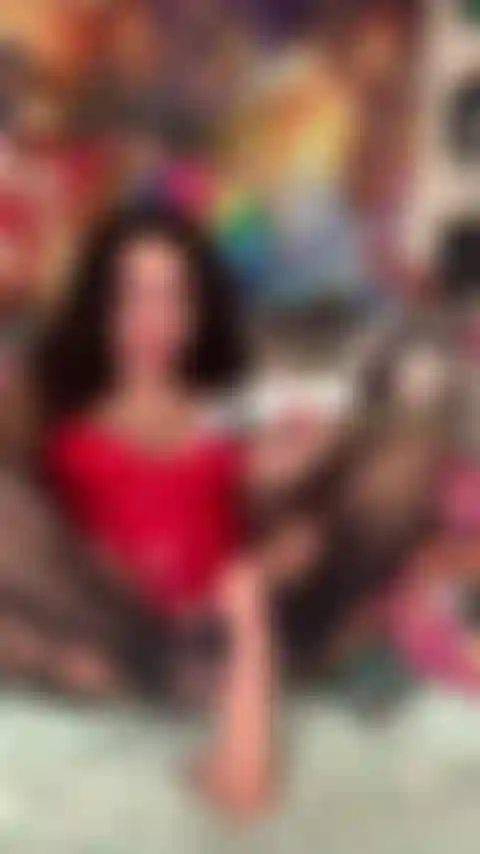 Viens me regarder utiliser mon jouet gicleur et me salir les pieds ;).