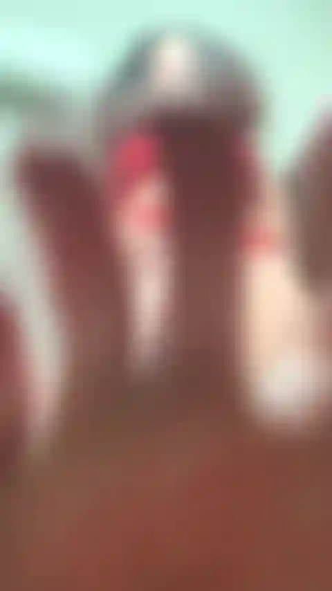 Pour les sous-marins, laissez-moi être votre géante, venez adorer ce corps.