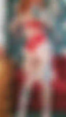 Lingerie rouge, strip-tease lent et temps de jeu.