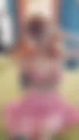 Tenue rose, couettes, plug anal vibrant, suceur de clitoris.