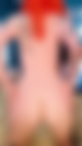 Une cowgirl inversée chevauchant une vidéo 2022, une fille alternative tatouée pâle avec des cheveux orange vibrants, une cowgirl inversée chevauchant un trou du cul.