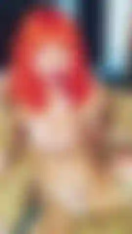 Bullet clitoris play vidéo 2022, une fille alternative tatouée pâle avec des cheveux orange vibrants, des sous-vêtements fraise se masturbant avec un jouet balle violet.