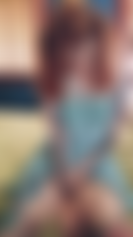 Robe bleue avec des nattes, vidéo 2022, rousse pâle tatouée, fille alternative avec des nattes, robe bleue se masturbant avec un vibromasseur et un stimulateur de clitoris.