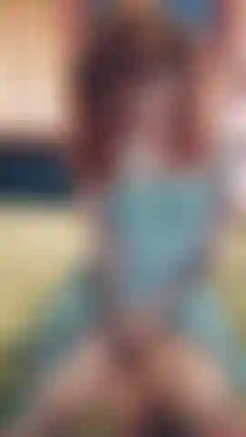 Robe bleue avec des nattes, vidéo 2022, rousse pâle tatouée, fille alternative avec des nattes, robe bleue se masturbant avec un vibromasseur et un stimulateur de clitoris.