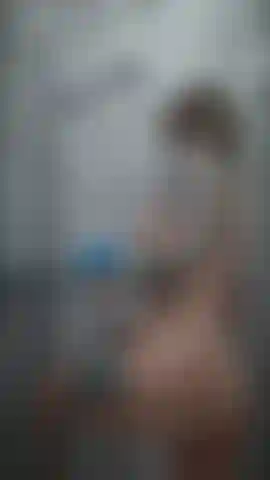 Un jet de savon mousseux sous la douche.