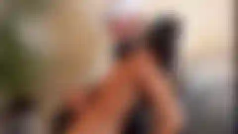 Je me branle extrême avec une explosion de sperme et un peu de giclée. ( Travail à deux mains).