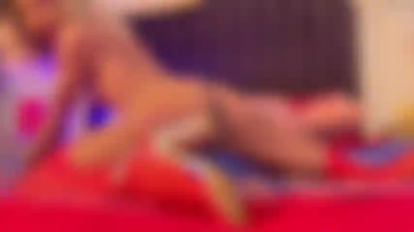 C'est la première fois que rubie essaie l'anal avec un plug anal ! ( Commande personnalisée).