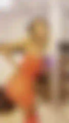 Rubie frotte de l'huile sur tout son petit corps !