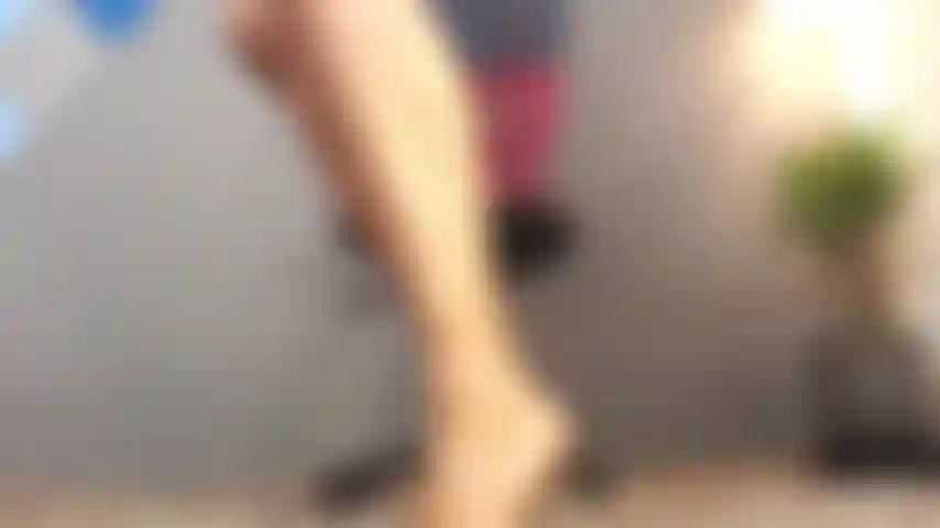 Mes pieds dansent au rythme de la musique.