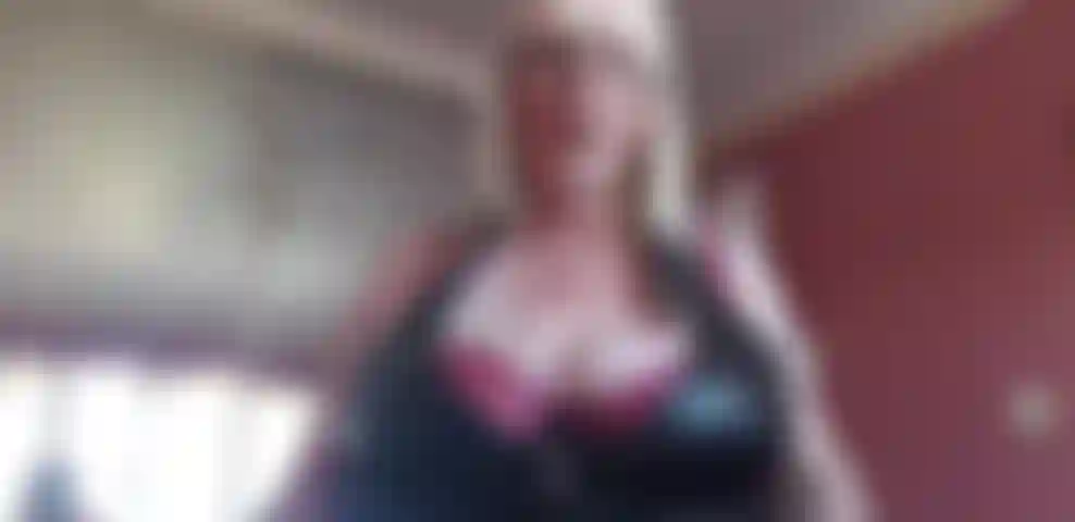 J'ai besoin que tu m'aides à me faire enculer mon cul vierge... S'il te plaît.