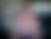 Regarde-moi cracher, lécher et sucer mes énormes seins.