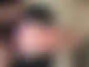 C'est ce que j'aime que tu me fasses... Regarde-moi jouer, serrer et sucer mes énormes seins puis me baiser avec mon gode puis le chevaucher jusqu'à ce que je jouisse.