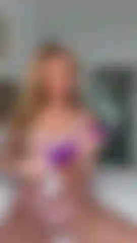 Machine à baiser violette à pleine vitesse dévastant mes deux trous l'un après l'autre 😈 je commence par la laisser pilonner profondément dans mon cul d'abord puis je me retourne & la laisse marteler ma chatte mouillée regarde mon corps se convulser juste avant que je squirte [7 mins].