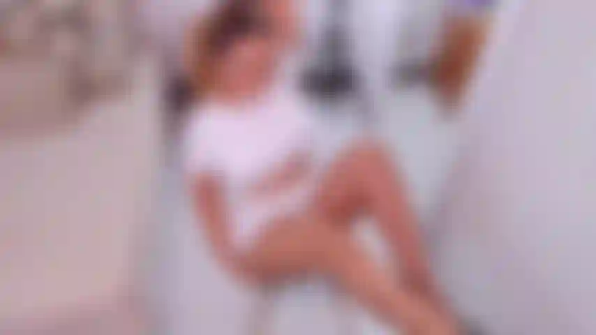 Doigtée dans ma robe blanche sexy.