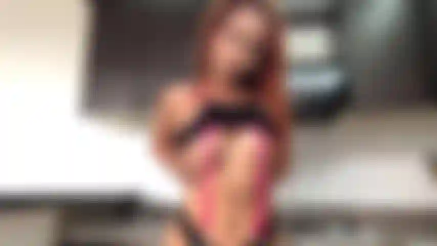 # 204 Gros plan sur la chatte humide - lingerie noire.