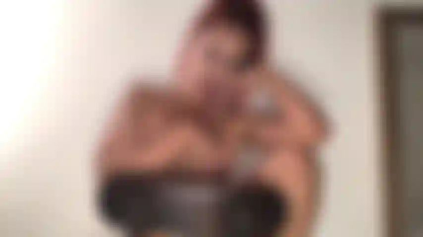 206 Je monte mon gode sur la chaise.