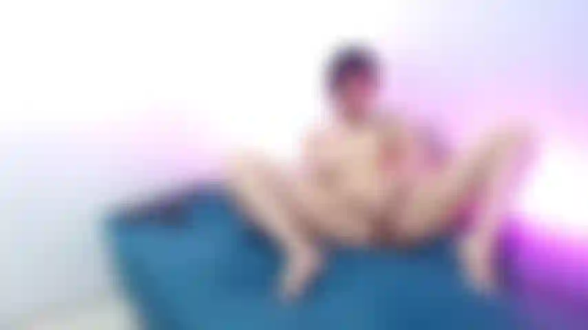 Frottant le clitoris...