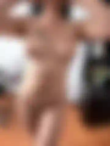 Je me masturbe la chatte et j'ai des pieds sexy 😈.
