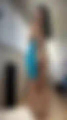 Moi nue en train de faire claquer mes fesses après ma douche, toute humide et en train de me sécher.