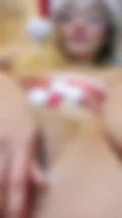 Miss jiggles montrant sa chatte juste pour vous.