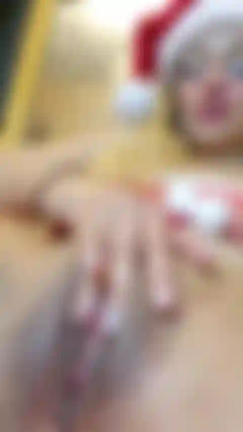 Miss jingles est prête pour une belle bite bien dure, et si vous lui prêtiez de joyeuses vacances en retard.