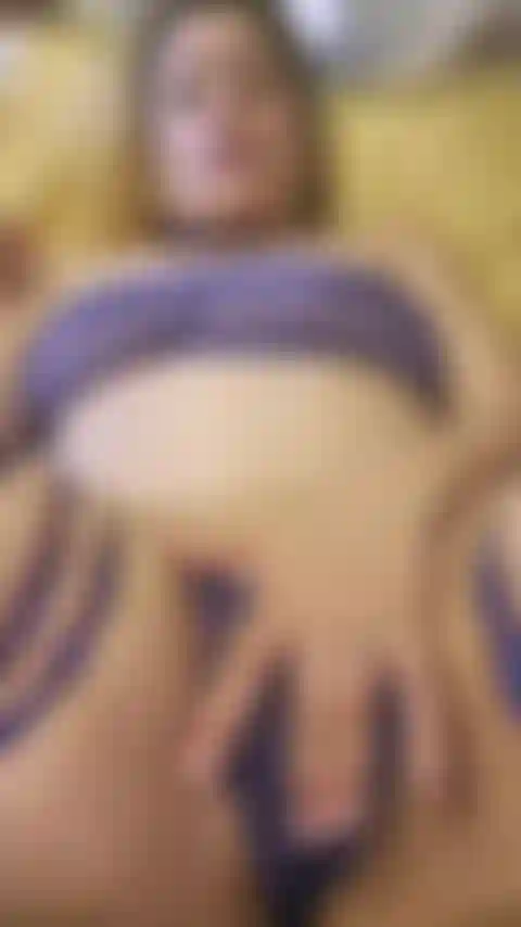 Qui te supplie. Cuite et prête à me donner du sperme s'il te plaît.